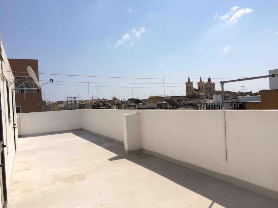 May Flower: Modern Flat Close To Airport/Bus Stops Tarxien Екстер'єр фото